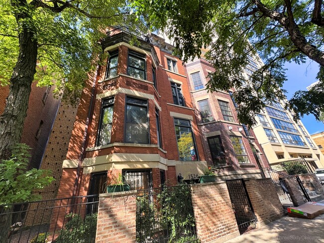 property at 1526 N La Salle Dr