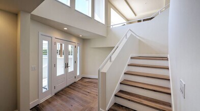 8158 W Mercer Way in Mercer Island, WA - Building Photo - Building Photo