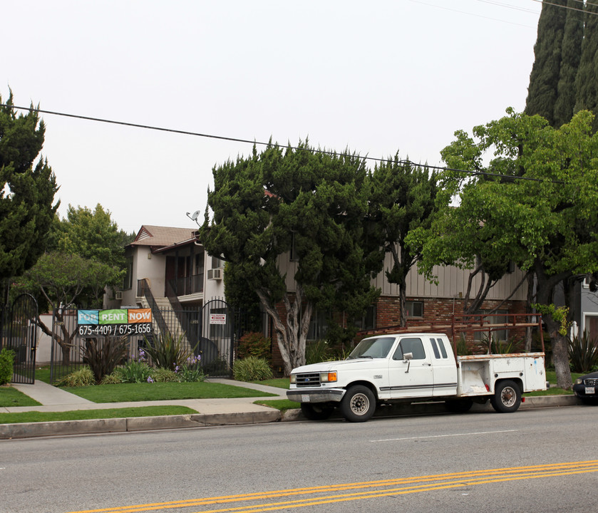 8355 Lindley Ave in Northridge, CA - Building Photo