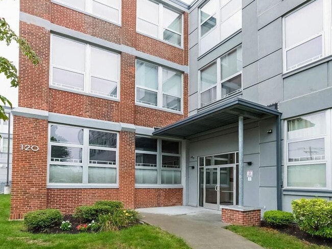 120 Holmes St, Unit 209 in Quincy, MA - Foto de edificio - Building Photo