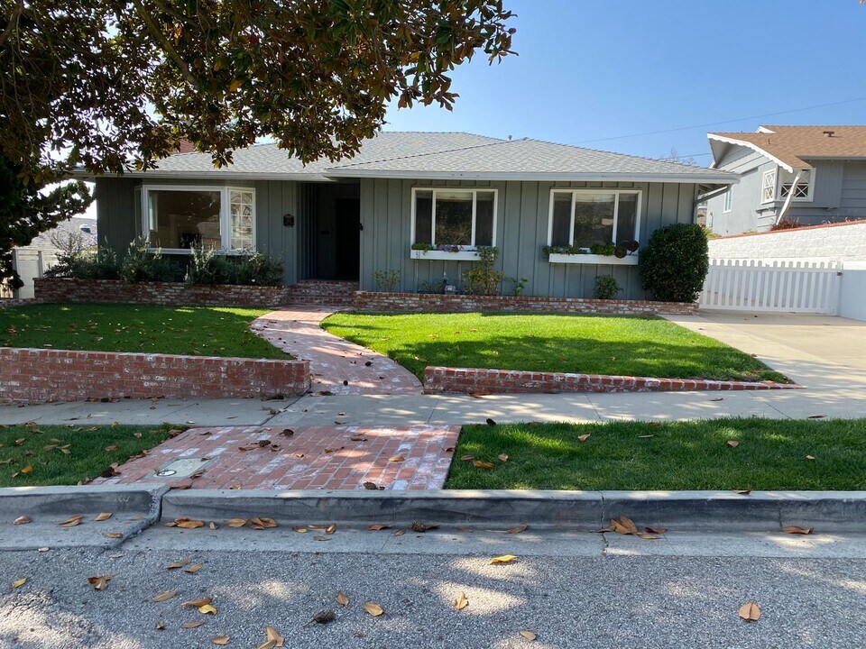 369 Sierra Dr in Ventura, CA - Building Photo