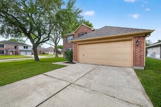 2018 Village Ct Ln in Rosenberg, TX - Building Photo - Building Photo