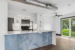 100 Lido Cir, Unit H2 in Lakeway, TX - Building Photo