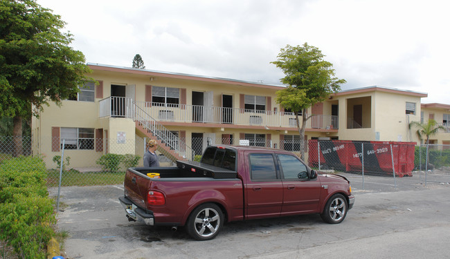 140 SW 8th St in Pompano Beach, FL - Foto de edificio - Building Photo