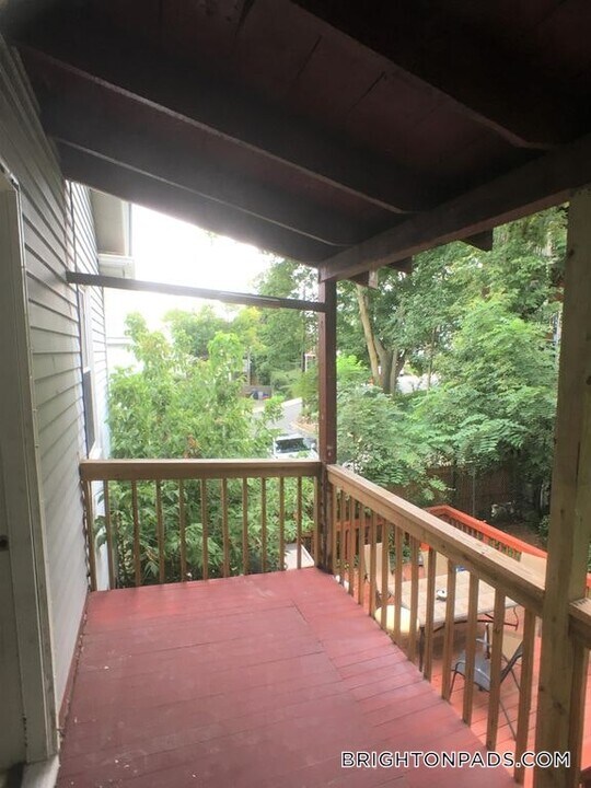 102 Nonantum St in Boston, MA - Building Photo