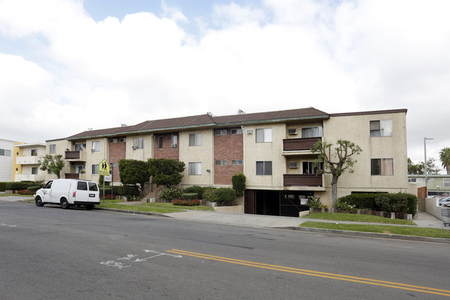 14623 Sylvan St in Van Nuys, CA - Building Photo - Primary Photo