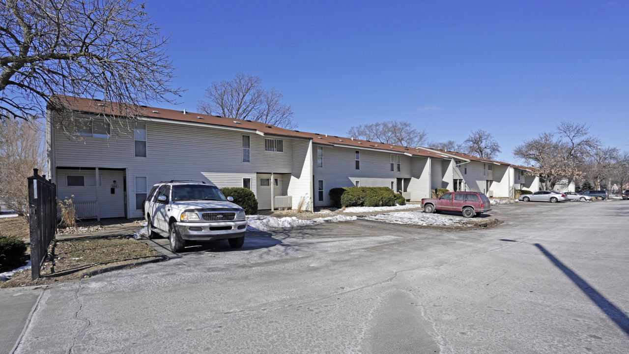 Village Green in Peoria, IL - Foto de edificio