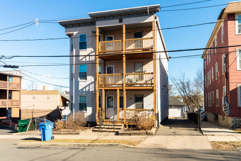 13 Landry St in Bristol, CT - Building Photo