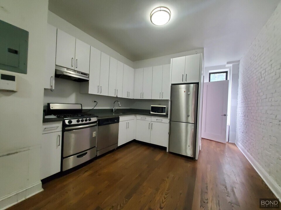 234 E 89th St in New York, NY - Building Photo