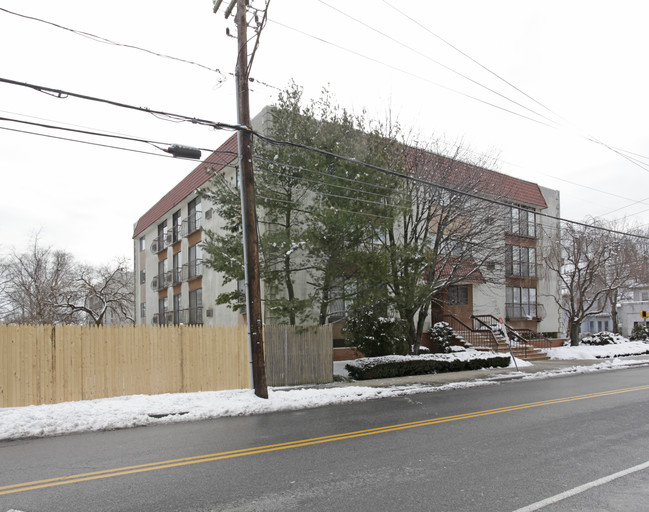 300 Seaside Ave in Stamford, CT - Foto de edificio - Building Photo