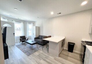 23 Newport St, Unit 2 in Boston, MA - Foto de edificio - Building Photo