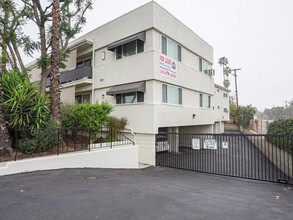 Beverly Arms in Van Nuys, CA - Foto de edificio - Building Photo