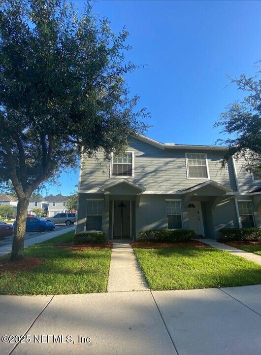 8465 McGirts Village Ln in Jacksonville, FL - Building Photo