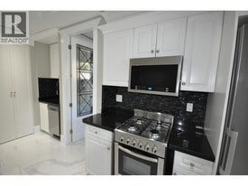 7505 Kingsway in Burnaby, BC - Building Photo