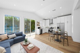 243 E 20th St-Unit -D in Costa Mesa, CA - Building Photo - Building Photo