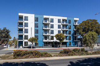 The Charlie Mar Vista in Los Angeles, CA - Building Photo - Building Photo