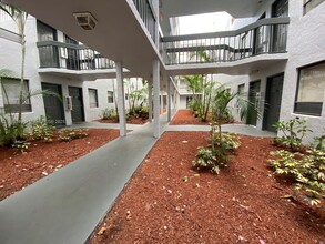 1750 N Congress Ave in West Palm Beach, FL - Foto de edificio - Building Photo
