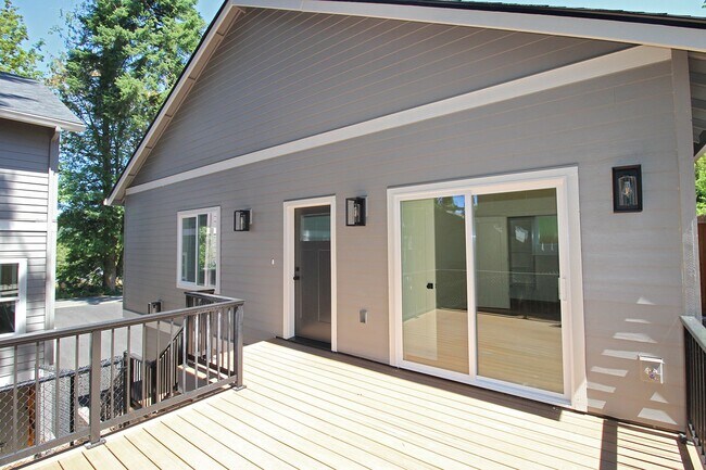 4660-4660 SW Fairvale Ct in Portland, OR - Building Photo - Building Photo
