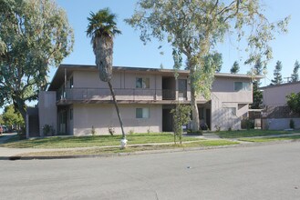 Carmel Plaza Apartments in Sunnyvale, CA - Foto de edificio - Building Photo