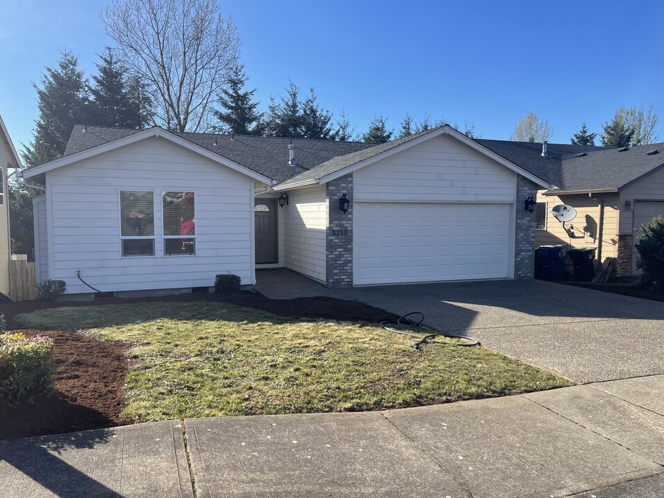 5255 Mac St SE in Salem, OR - Building Photo