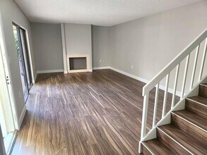 1011 10th Ct in Palm Beach Gardens, FL - Foto de edificio - Building Photo