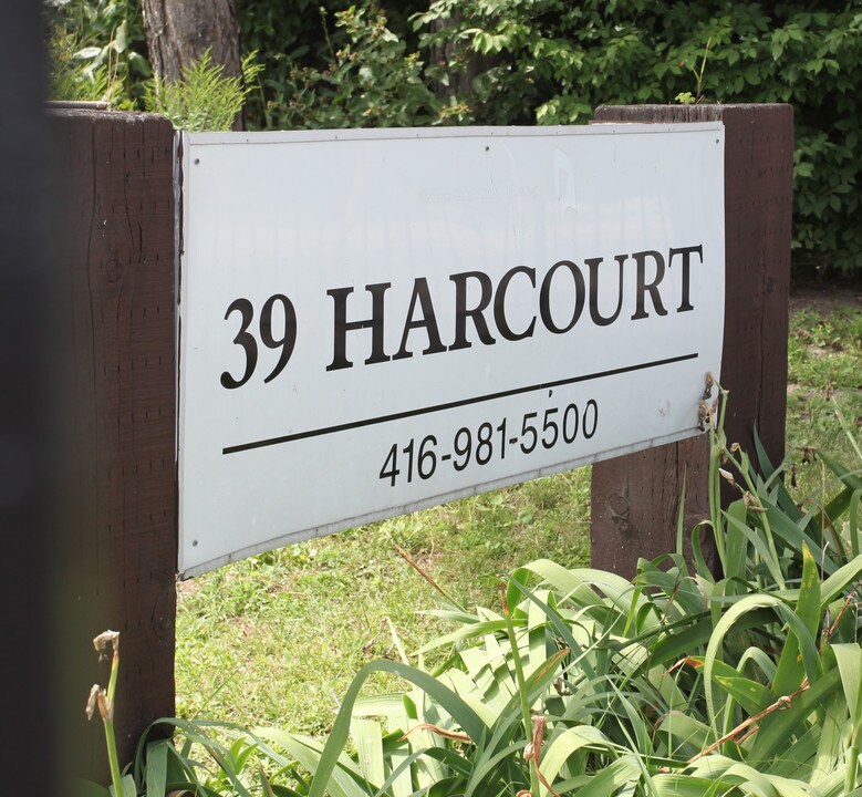 39 Harcourt Ave in Toronto, ON - Building Photo