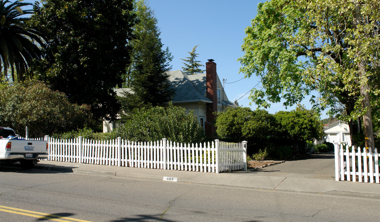 489 Powell Ave in Healdsburg, CA - Building Photo