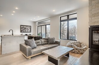 930 Blue River Pkwy in Silverthorne, CO - Foto de edificio - Building Photo