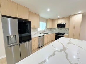 6722-6724 Hesperia Ave in Los Angeles, CA - Building Photo - Building Photo