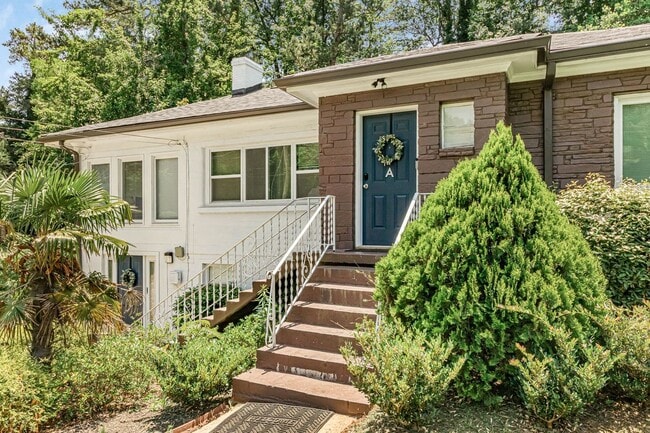 2100 Cascade Rd in Atlanta, GA - Foto de edificio - Building Photo