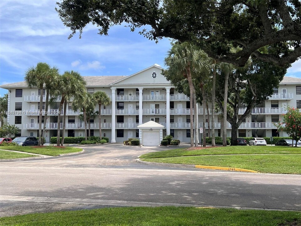 1701 Whitehall Dr in Davie, FL - Foto de edificio