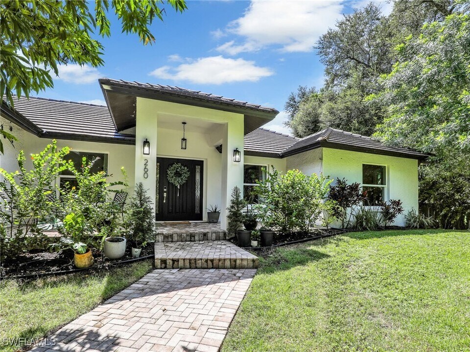 260 16th Ave NW in Naples, FL - Building Photo