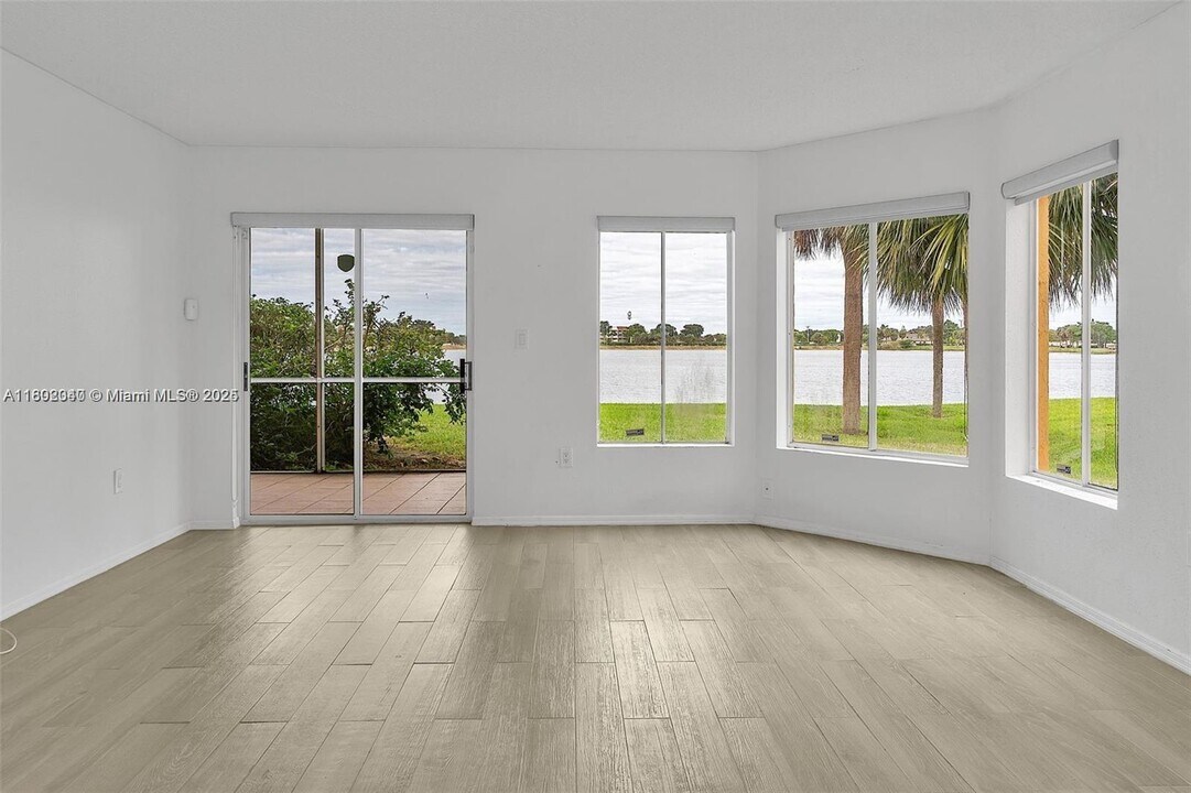 2351 NW 33rd St in Oakland Park, FL - Building Photo
