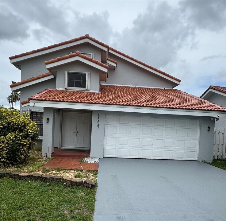 18847 NW 82nd Pl in Hialeah, FL - Building Photo