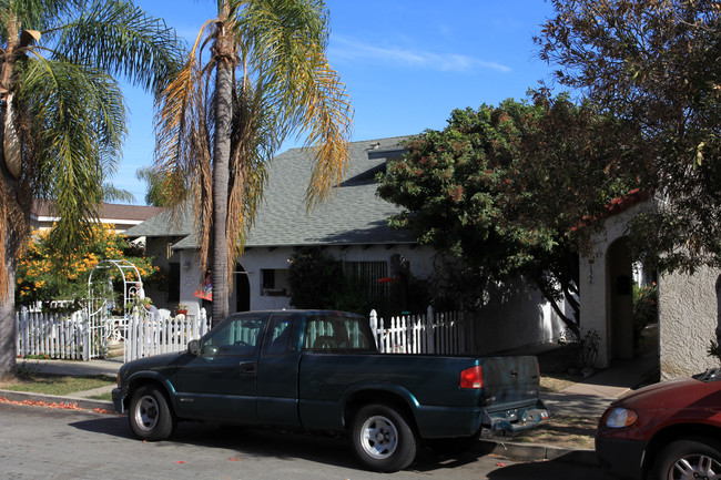 830 Belmont Ave in Long Beach, CA - Foto de edificio - Building Photo