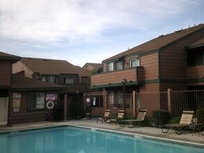 Stonegate in Fontana, CA - Foto de edificio - Building Photo