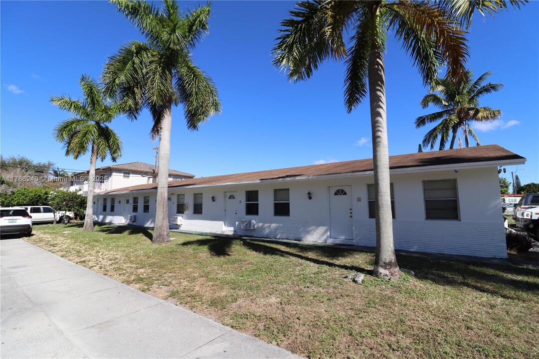 499 NW 42nd St in Oakland Park, FL - Building Photo