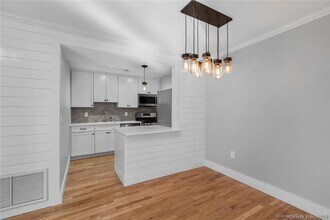 5 Apricot Ln in Ridgefield, CT - Building Photo - Building Photo
