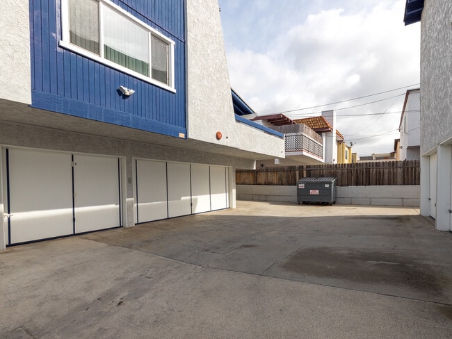2005 Pullman Ln, Unit 2 in Redondo Beach, CA - Foto de edificio - Building Photo