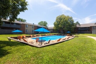 Waterford Square in Florissant, MO - Foto de edificio - Building Photo