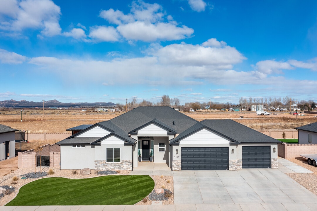 4420 W 300 N in Cedar City, UT - Foto de edificio