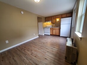 12 Oak St, Unit Apt. 3 in Oakland, ME - Building Photo - Building Photo