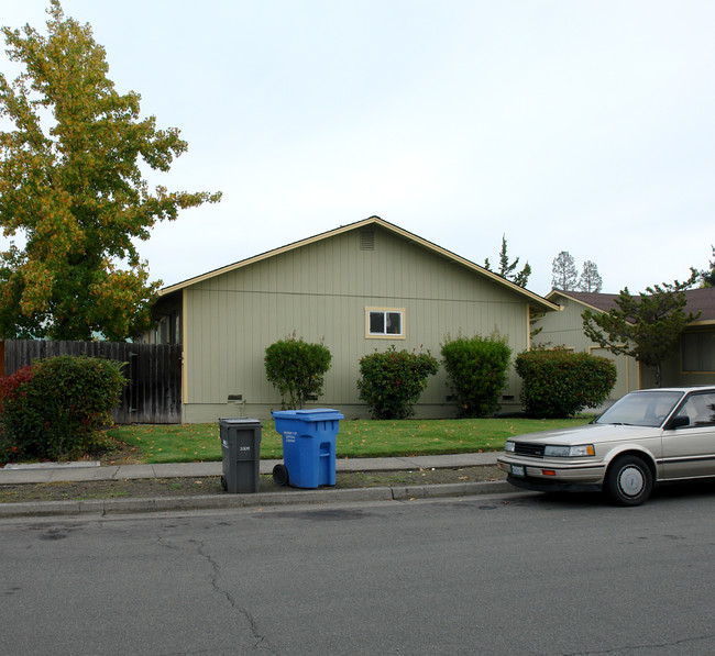 1211 Butte Ct in Santa Rosa, CA - Foto de edificio - Building Photo