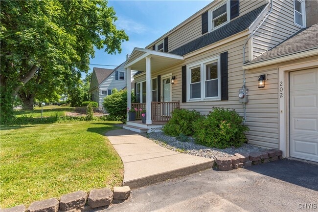 202 Fairway Dr in New Hartford, NY - Building Photo - Building Photo