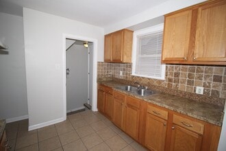 22480 Lambrecht Ave in Eastpointe, MI - Foto de edificio - Building Photo