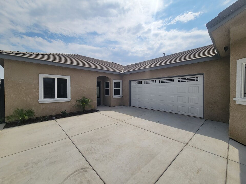 8317 Grandy St in Bakersfield, CA - Building Photo