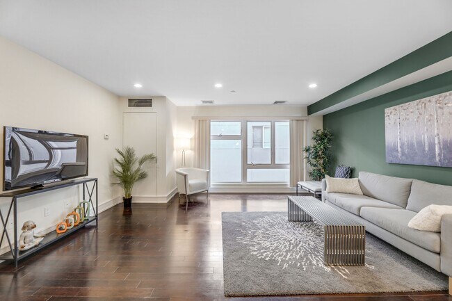 310 Cliff Ln in Cliffside Park, NJ - Building Photo - Building Photo