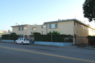 5716 Tujunga Ave in North Hollywood, CA - Building Photo - Building Photo
