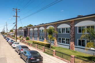 San Leandro Apartments in Oakland, CA - Foto de edificio - Building Photo