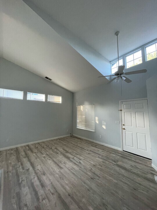 9428 Plainoak Way in Elk Grove, CA - Foto de edificio
